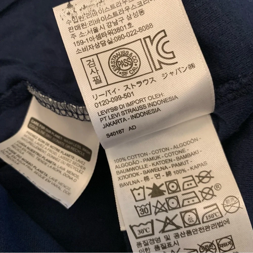 Levi’s Navy Blue T-Shirt Graphic Tee 100% cotton Unisex